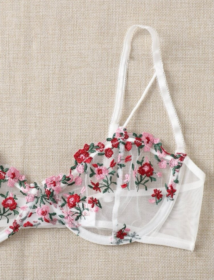 Set Blanco con bordado rojo