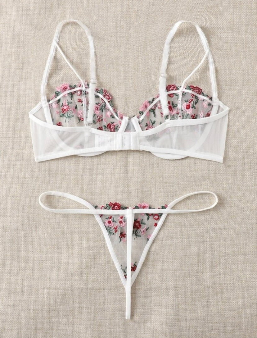 Set Blanco con bordado rojo